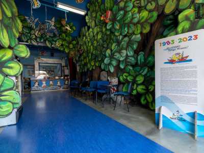 Varcata la soglia ci ritroviamo nel foyer per venire immersi in una dimensione onirica. Non c�� infatti un solo angolo dell�ambiente che non sia arredato dalle imponenti scenografie realizzate da Luzzati, tra cui spiccano gli alberi che svettano alla destra dell�ingresso e i variopinti uccelli che spuntano dal soffitto